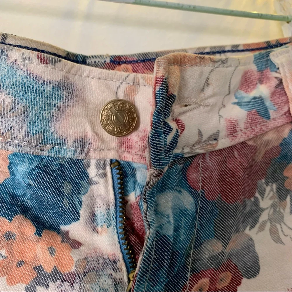 🌸 ZARA Floral Stretchable Denim Shorts in Pastel English Colours - Picture 3 of 10